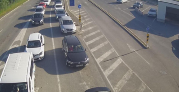 Gužva na prelazima Donja Gradina i Velika Kladuša