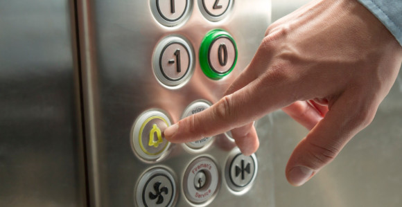 Preživeo četiri dana zaglavljen u liftu bez  hrane  i vode