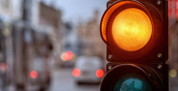 Kinez ostao zaglavljen glavom u semaforu (VIDEO)