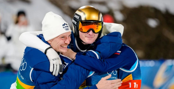 Slovenija slavi: Čudesni Prevc je olimpijski šampion